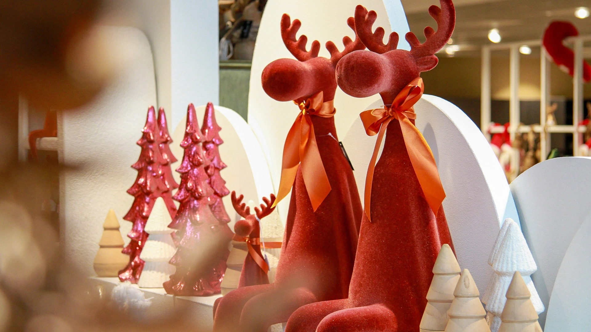 Sélection de décorations de Noël rouges, dorées et festives