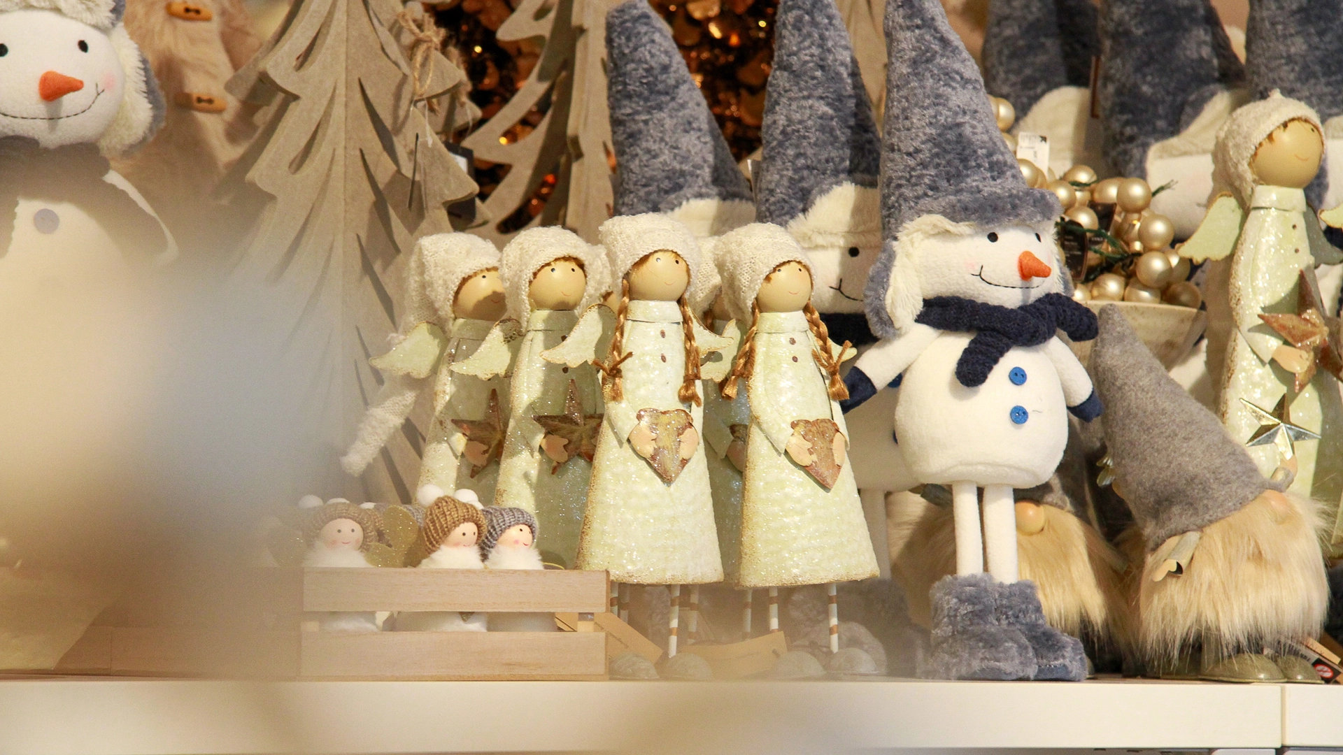 Sélection de décorations de Noël rouges, dorées et festives