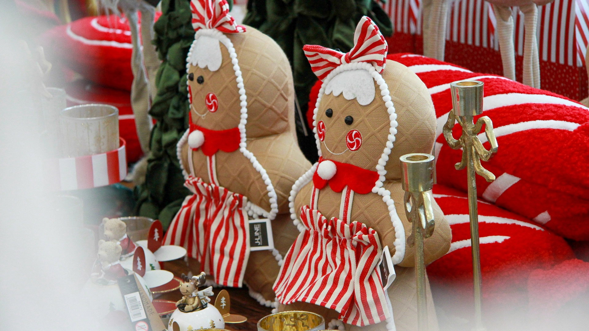 Sélection de décorations de Noël rouges, dorées et festives