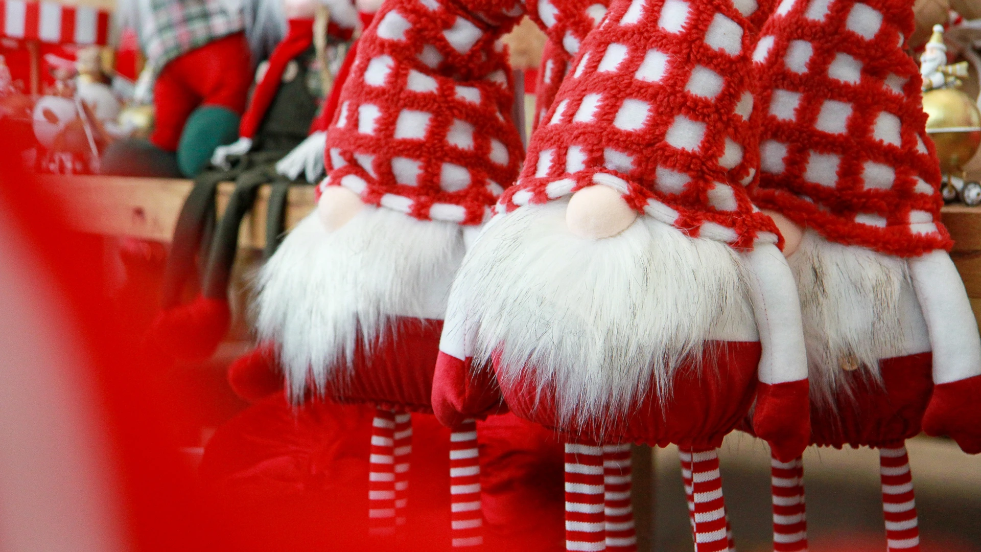 Sélection de décorations de Noël rouges, dorées et festives