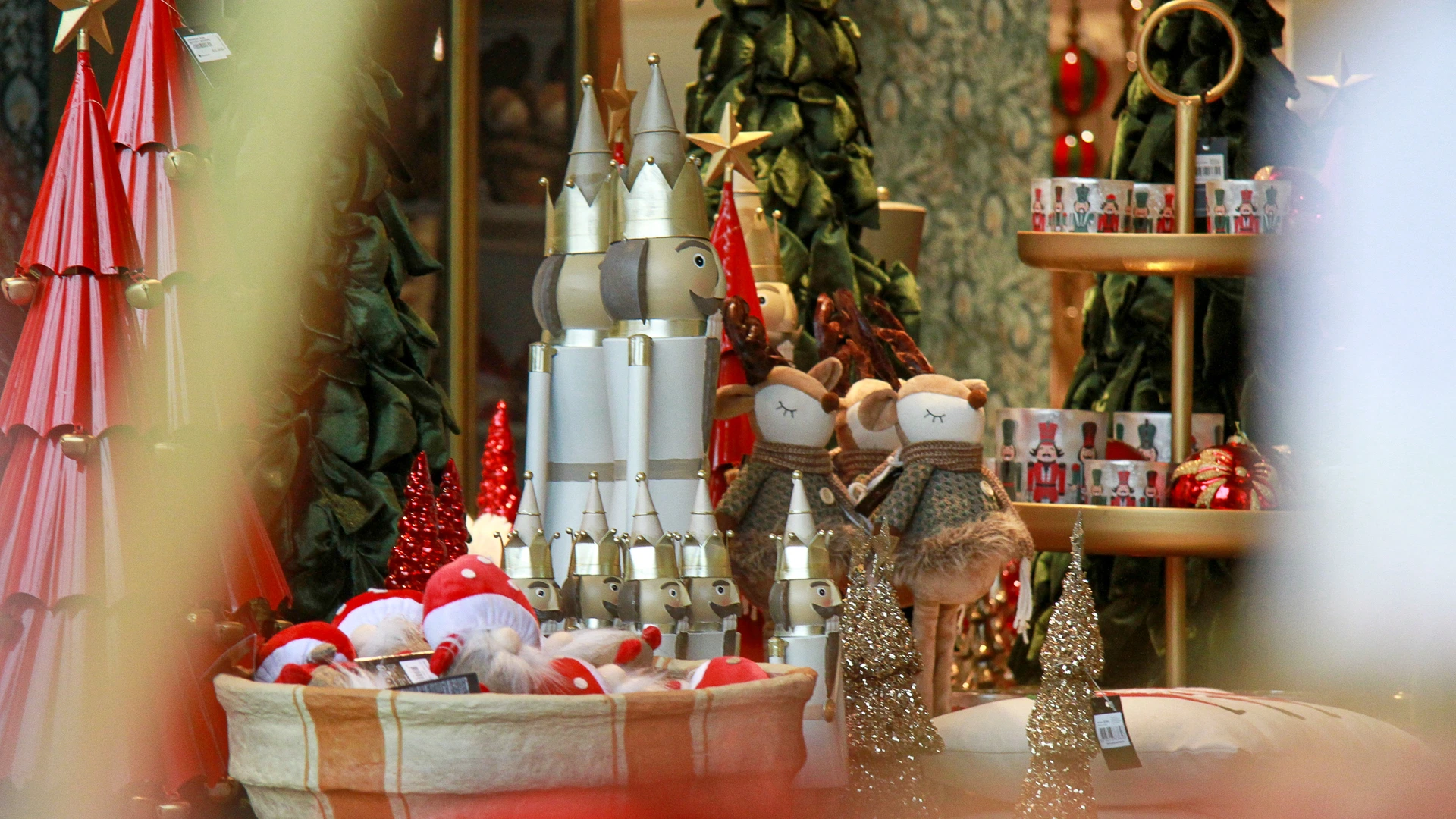 Sélection de décorations de Noël rouges, dorées et festives