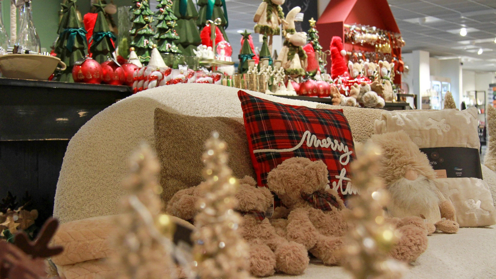 Sélection de décorations de Noël rouges, dorées et festives