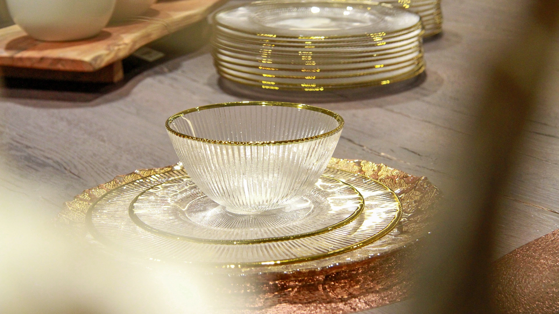 Table de Noël élégante avec vaisselle et décorations festives