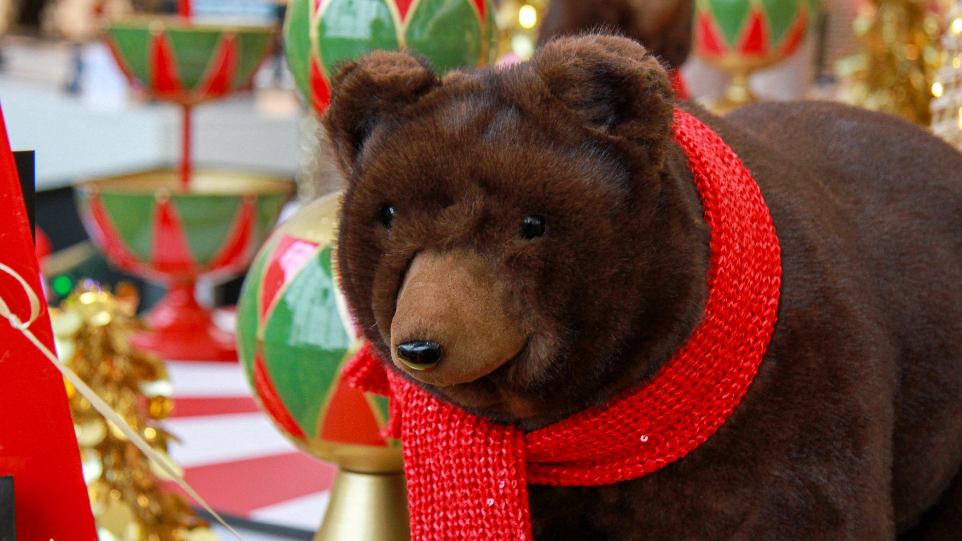 Sélection de décorations de Noël rouges, dorées et festives