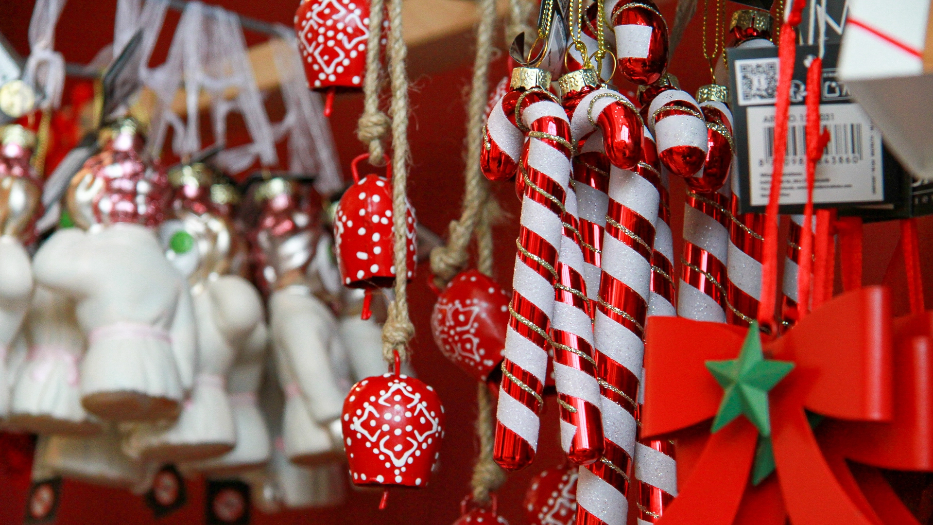Boules de Noël, suspensions et ornements pour décorer le sapin