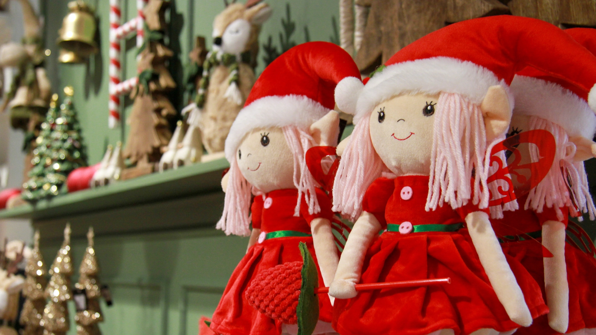 Sélection de décorations de Noël rouges, dorées et festives