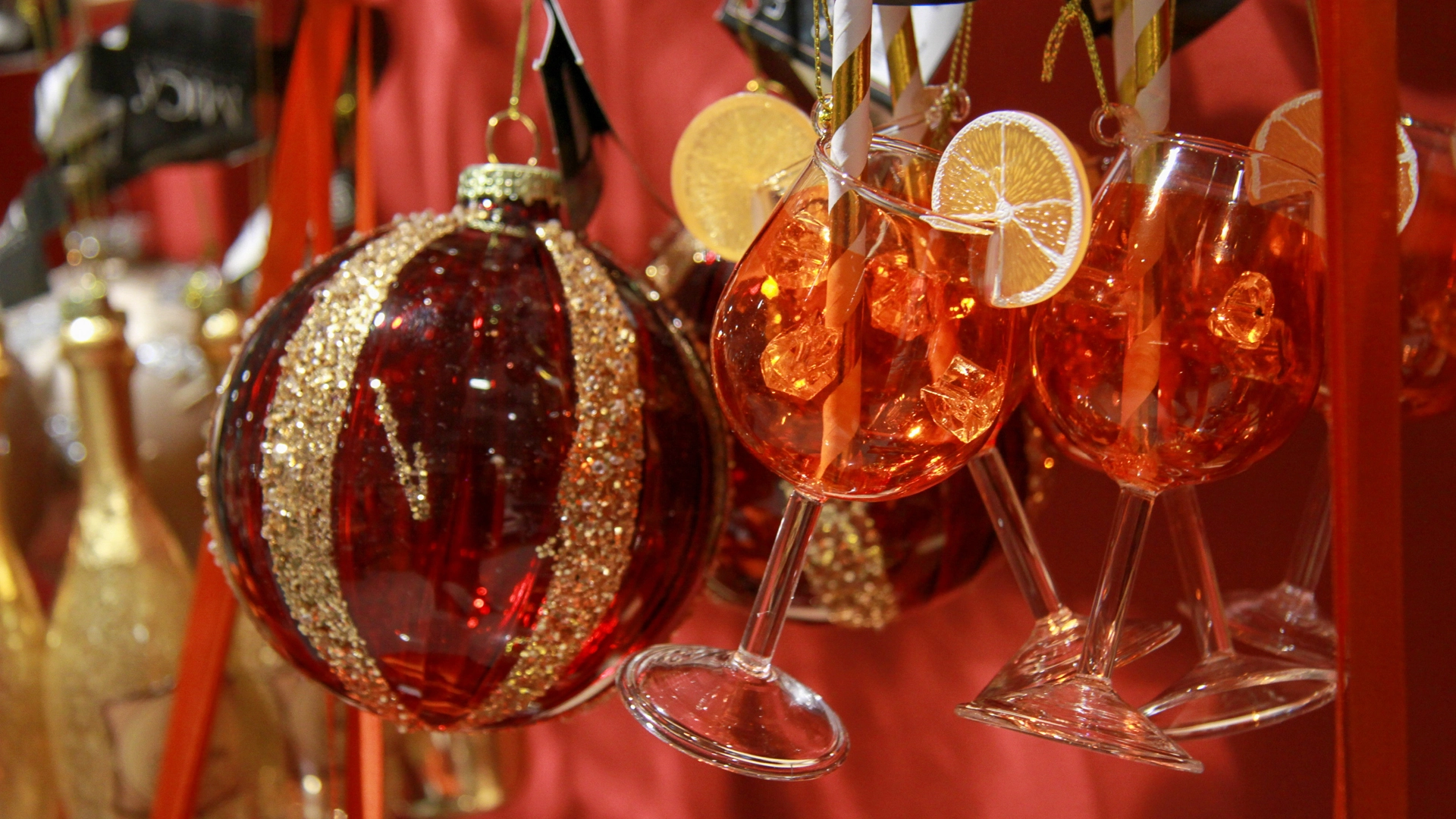 Sélection de décorations de Noël rouges, dorées et festives